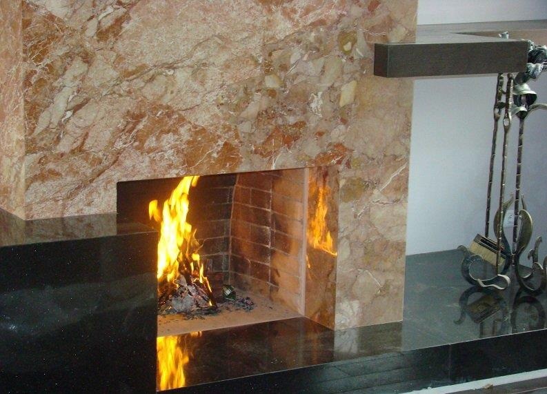 камин из мрамора