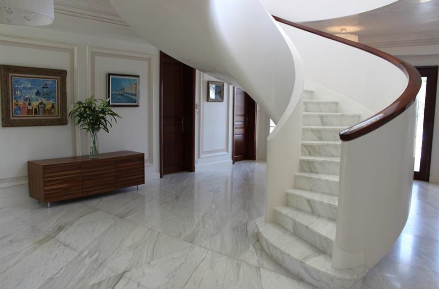 лестница из мрамора