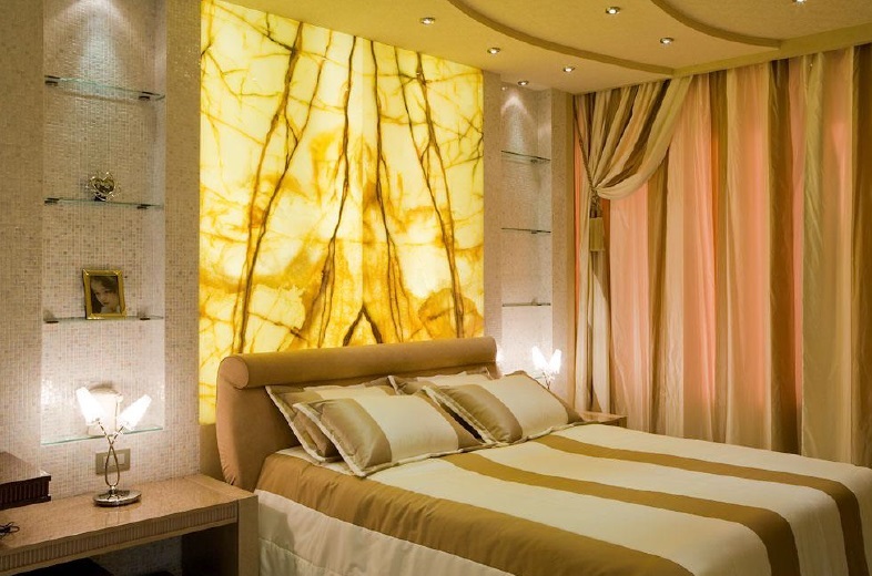 отделка стен ониксом